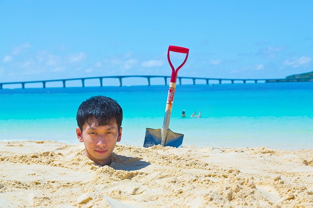 埋められる男