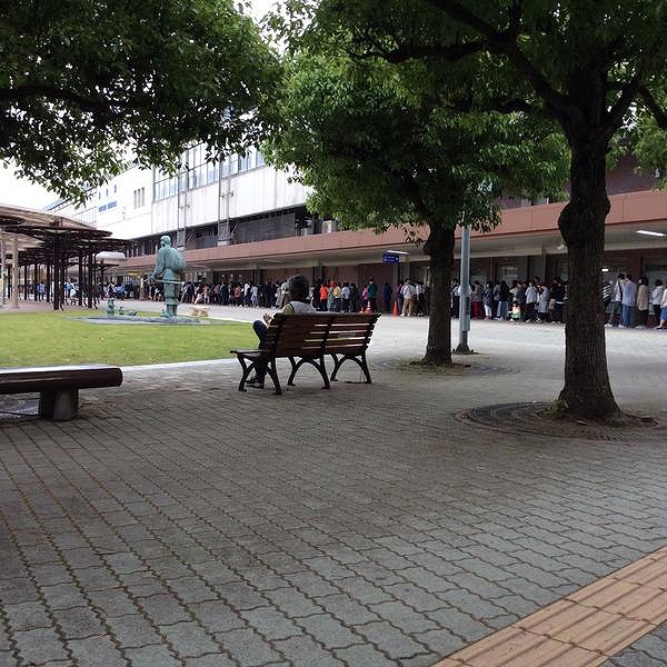 鳥取駅前にずらりとならぶオープンを待つお客さん