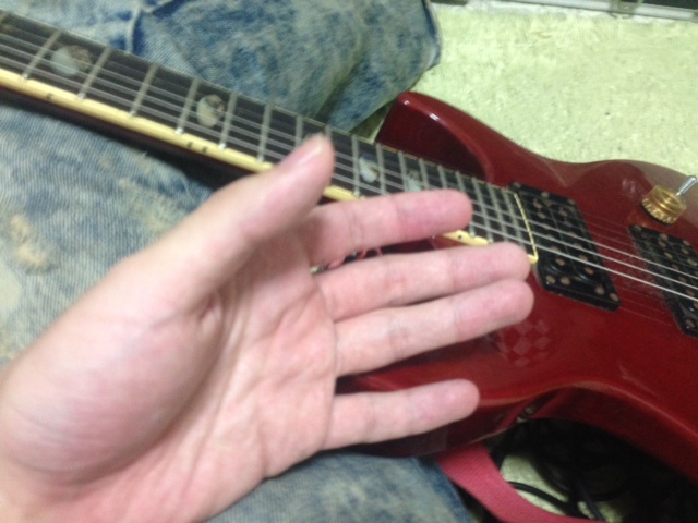 ギターと人差し指が動かなくなった手
