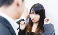 無理やり勧誘される女性